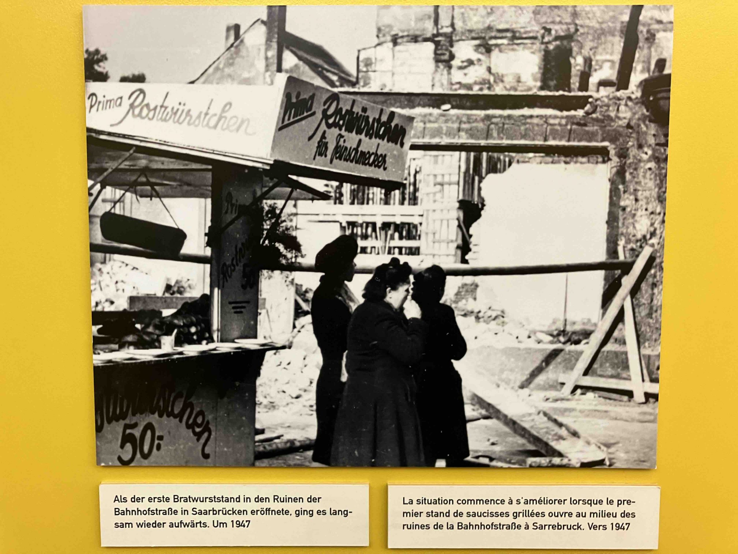 Foto der ersten Bartwurstbude in Saarbrücken nach dem zweiten Weltkrieg