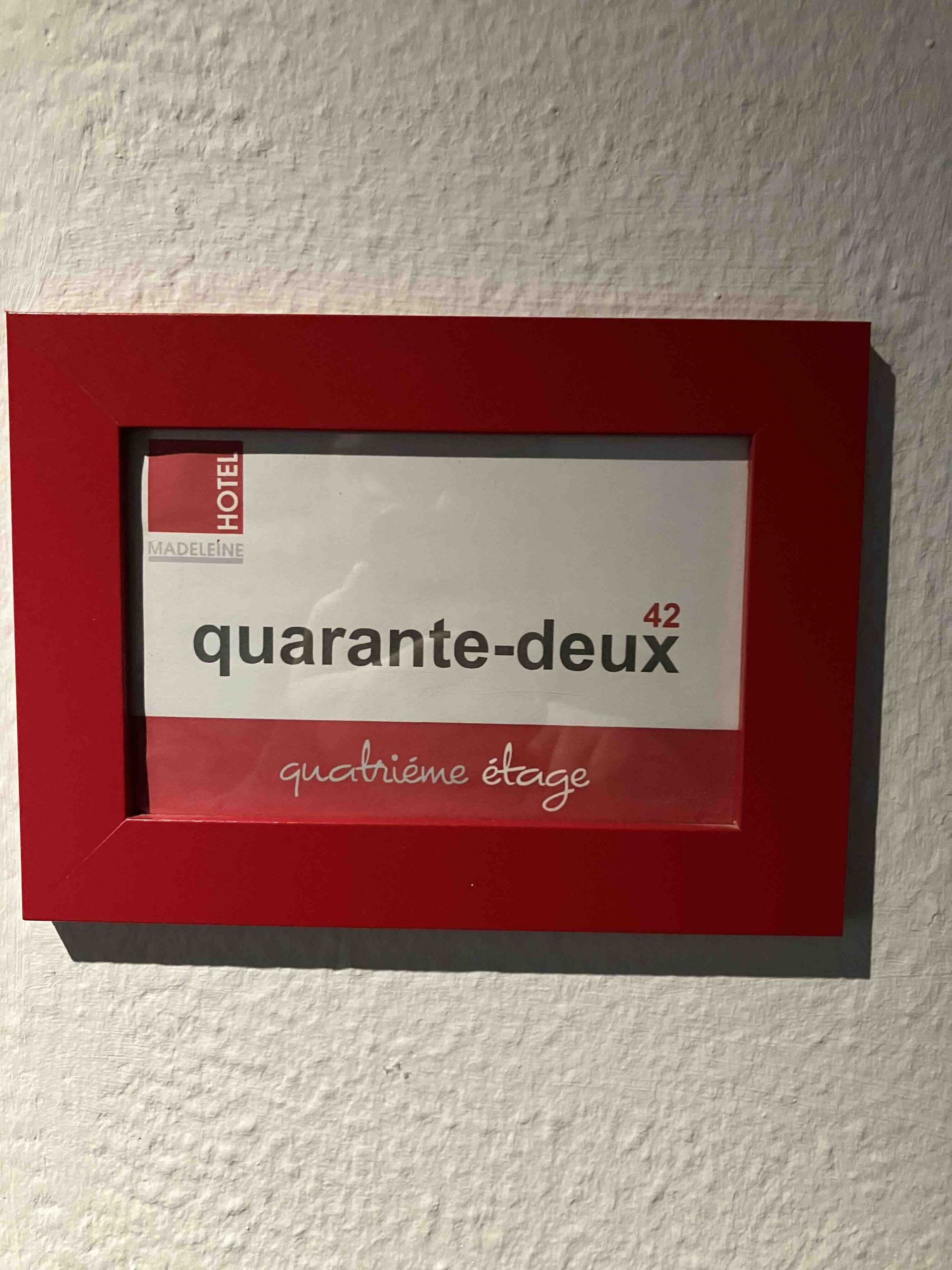 Zimmerschild im Bio-Hotel Madeleine in Saarbrücken: Die Zahl 42 auf Französisch