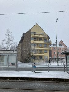 Straßenszene mit Schneefall