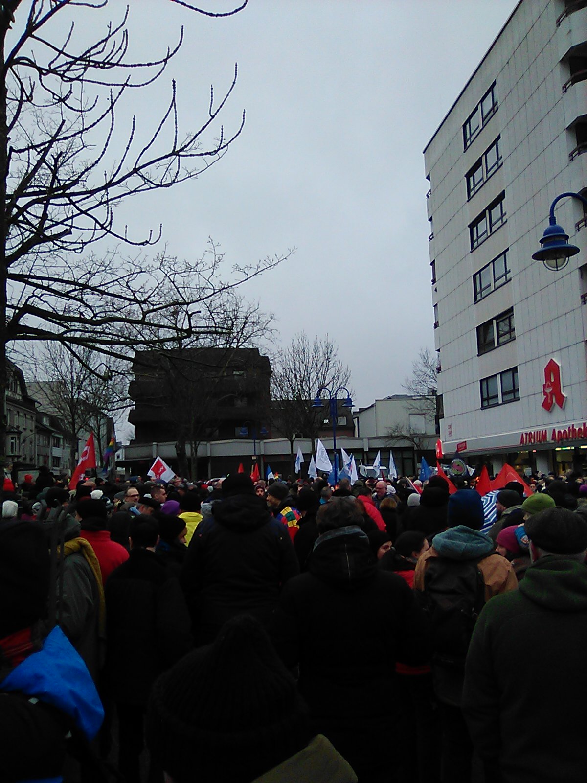 Menschenmenge auf Hochheider Markt