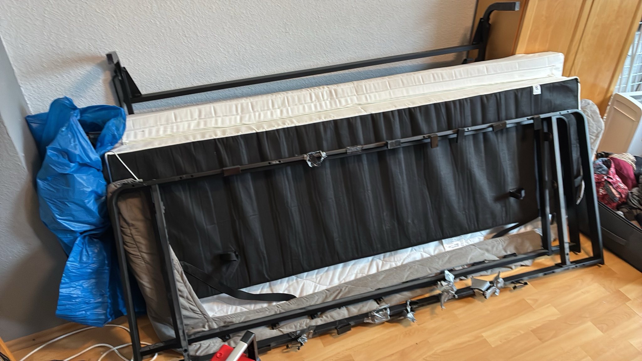 Mit dem Panzertape habe ich einst die Halterungen für die Latten geflickt. 