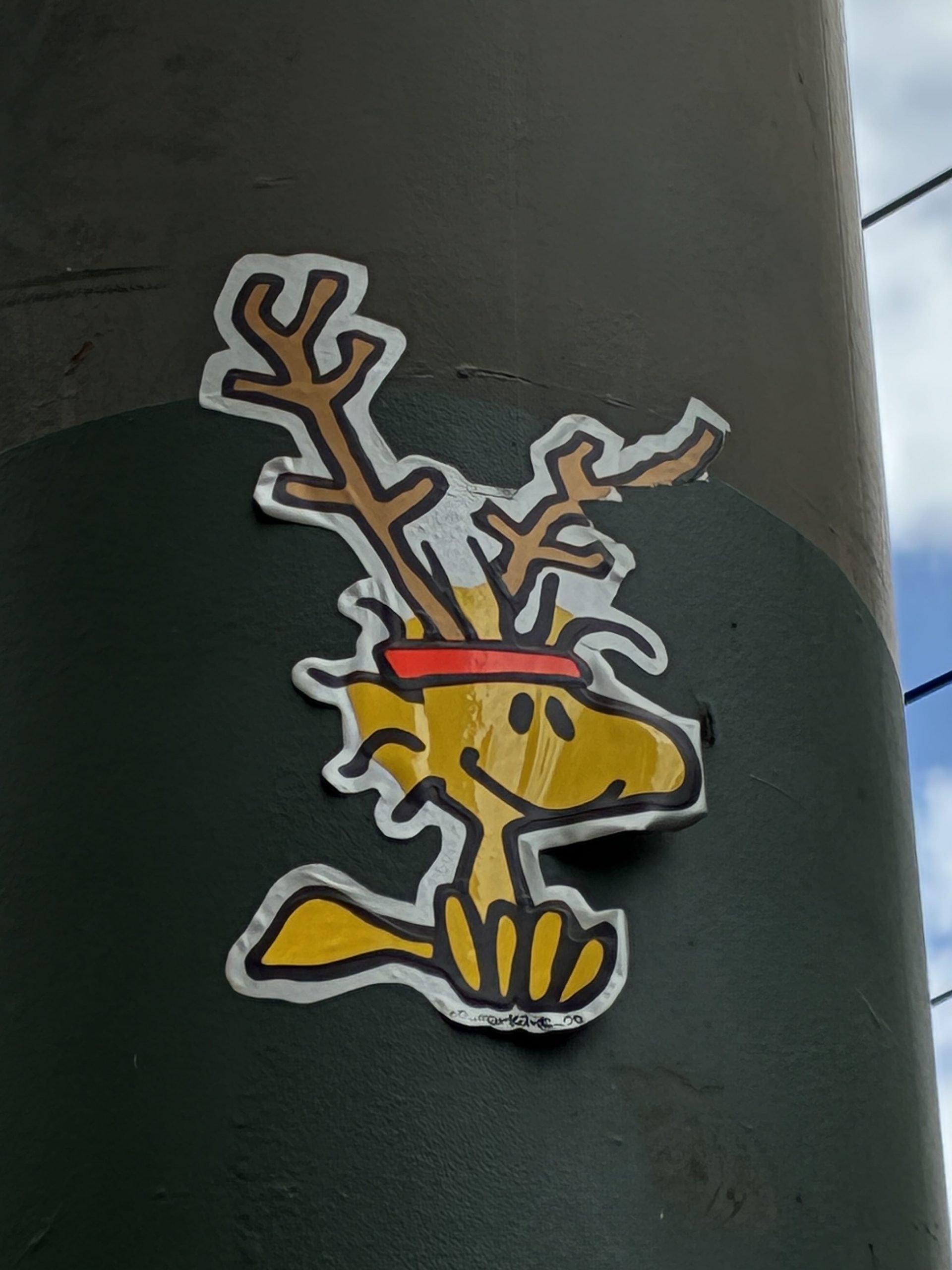 Cartoonfigur Woodstock mit einem Hirschgeweih-Stirnband