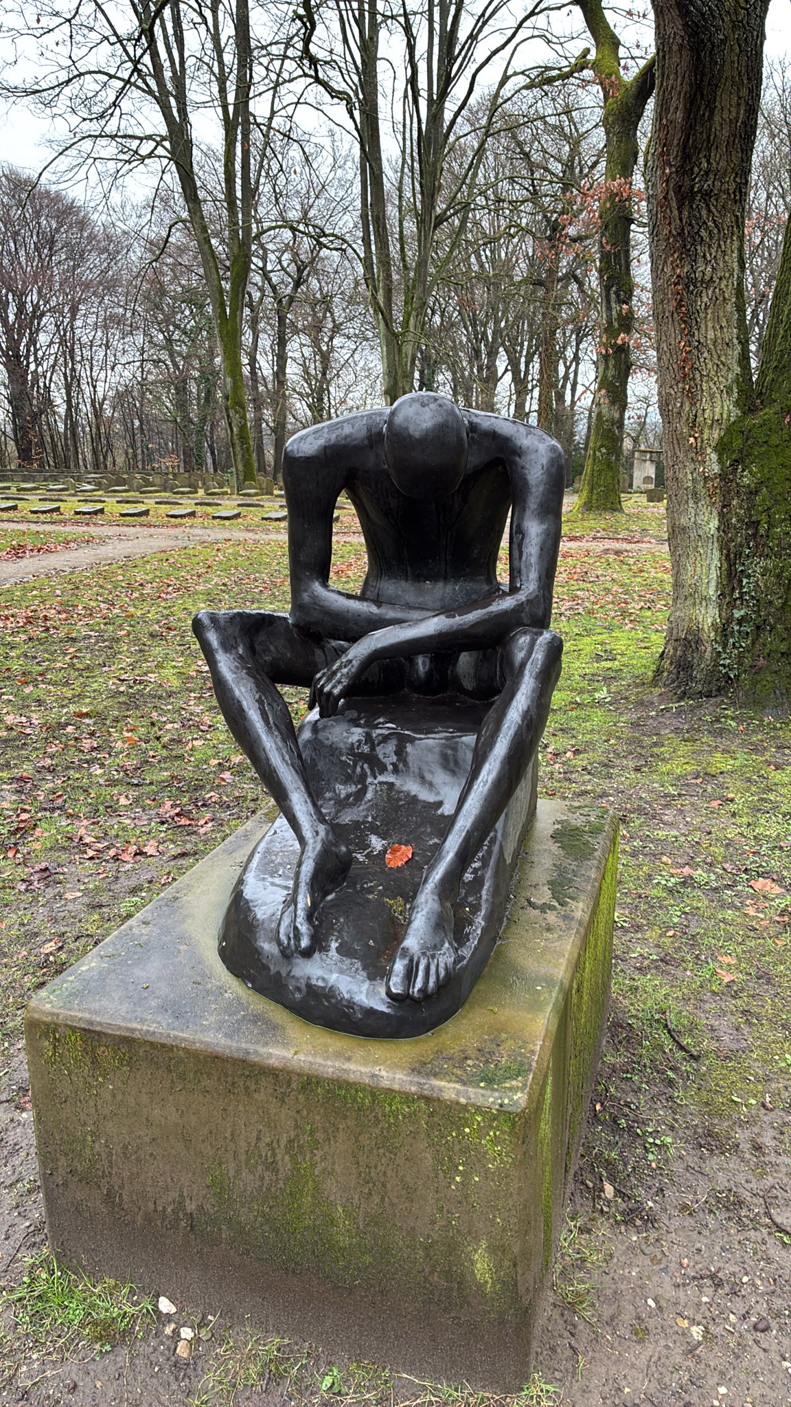 Bronzestatue „Sitzender Jüngling" von Wilhelm Lehmbruck
